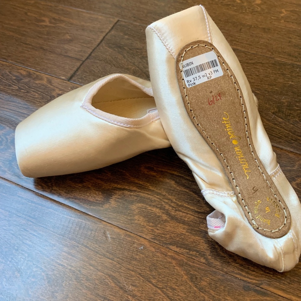 Russian Pointe Rubin ‘V’ cut size 37.5 UNWORN but previously sewn pointe shoes